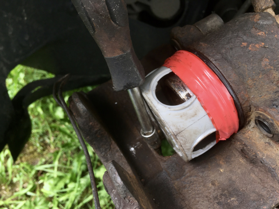 Замена пыльника цилиндра суппорта ATE — Skoda Octavia A5 Mk2, 1,8 л ...