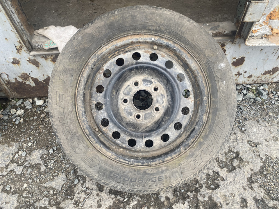 Шины летние Goodyear 185/65 R15, штампованные диски Toyota 6Jx15 ET45 ...