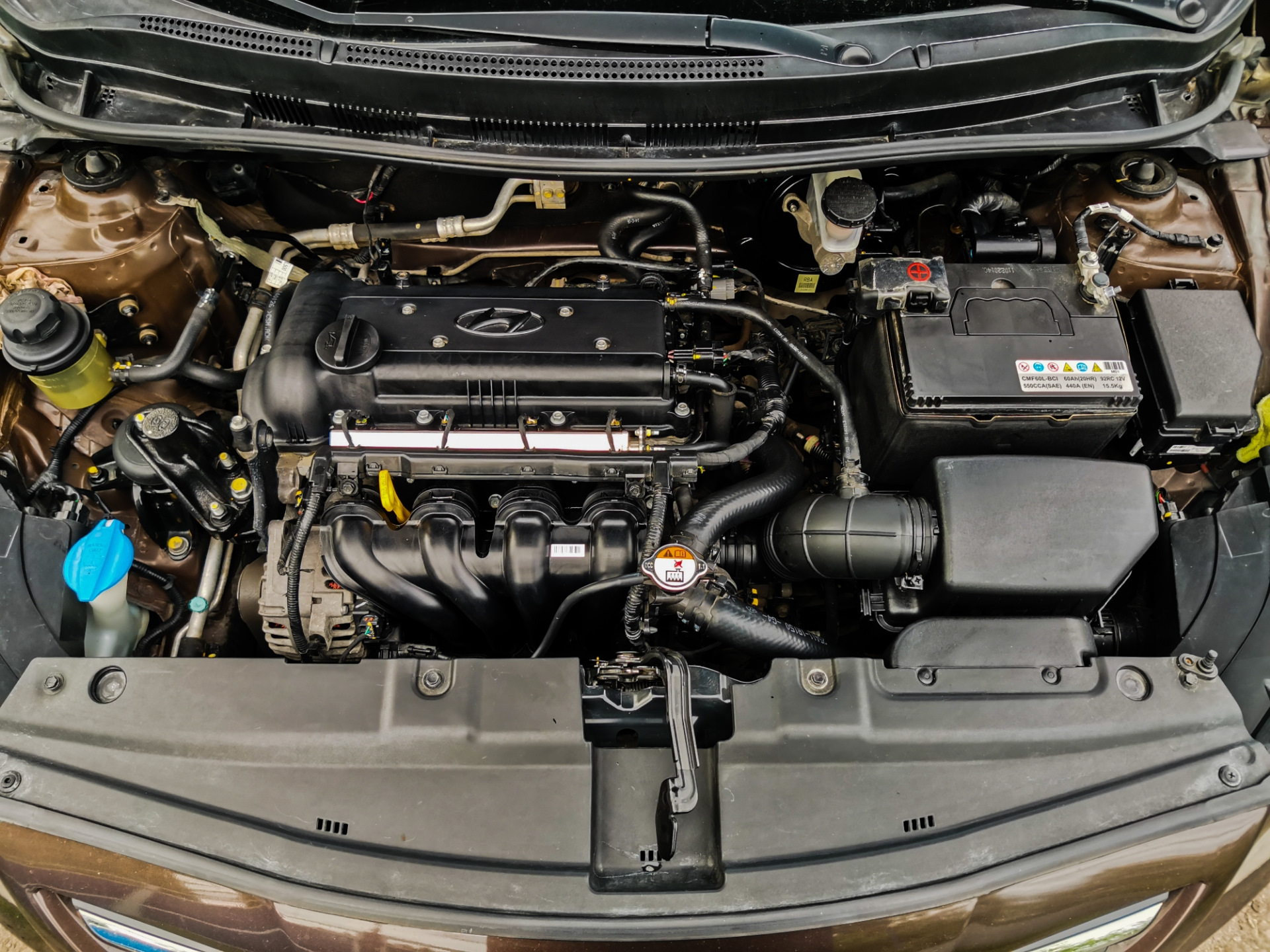 6 подкапотное. Подкапотное пространство хендай. Hyundai solaris 2012 подкапотка. Hyundai creta 1. Подкапотное пространство хендай.