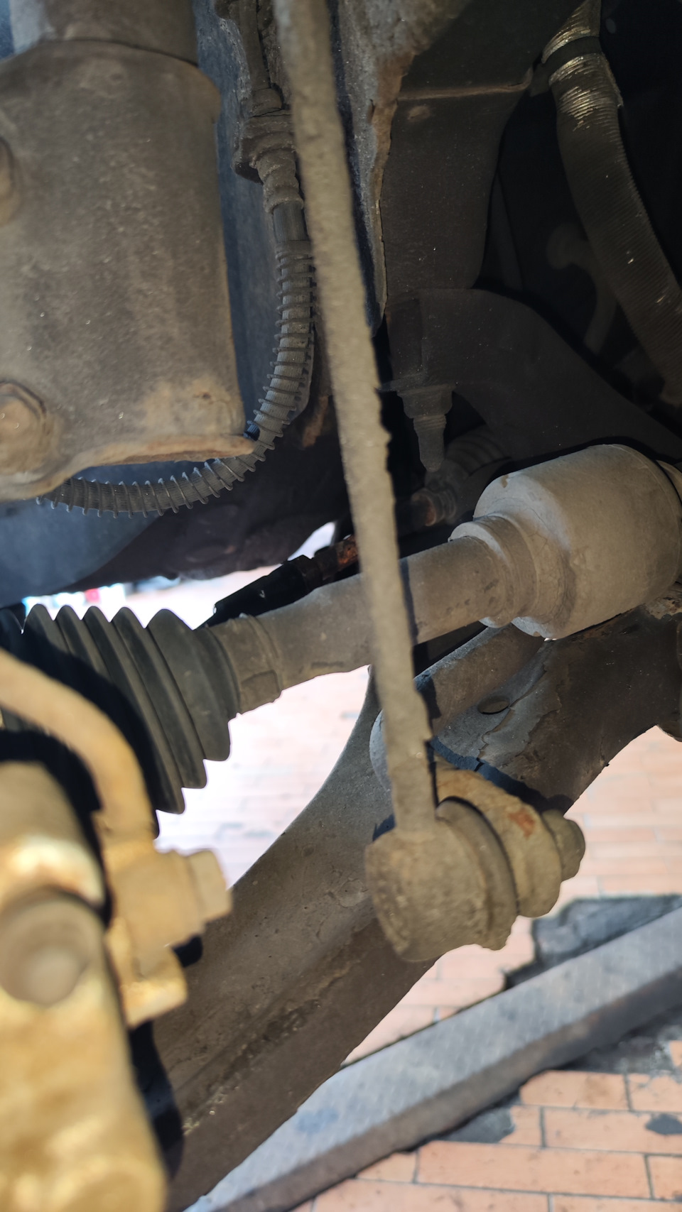 Одна из тяг, подозреваю рабочая, но меняем обе конечно же — KIA Rio (3G)