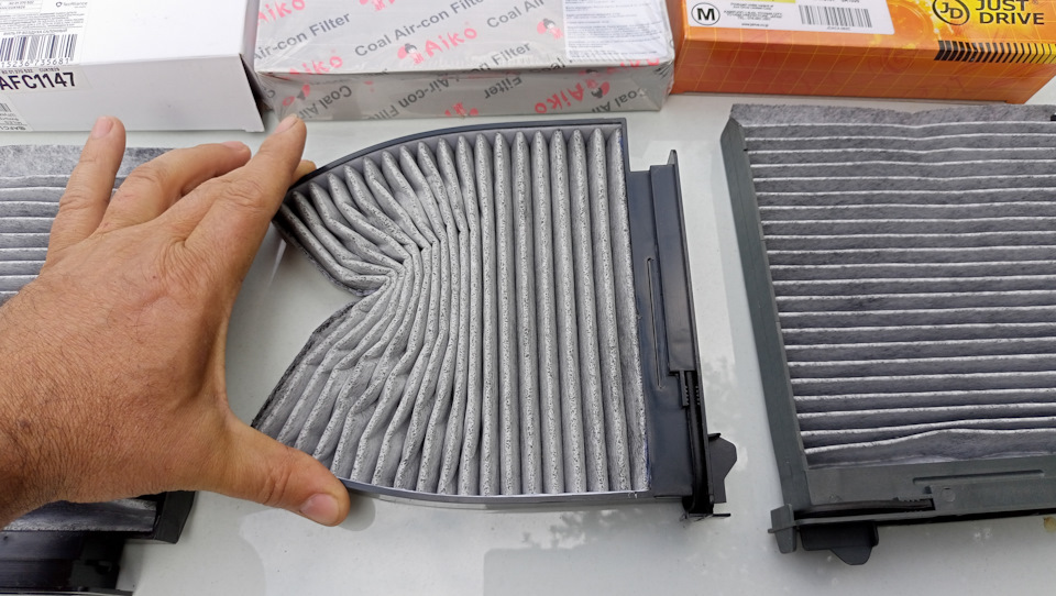 Aiko c усилием. Наличие отдельного корпуса на фильтрующем элементе дает о себе знать. — Renault Duster (1G). Запчасти на фото: LV1809