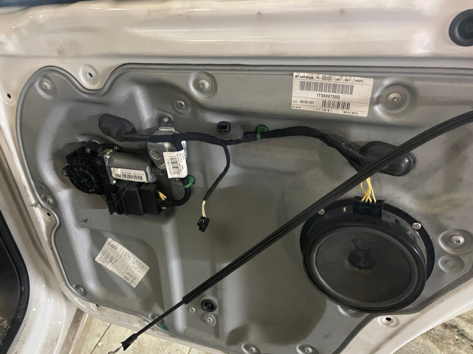 Замена заднего правого замка — Volkswagen Touran (1G), 1,4 л, 2012 года ...