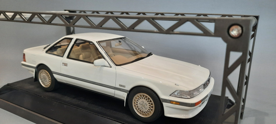 ミニカー 1/18 TOYOTA SOARA 3.0GT-LIMITED 1:18 Toyota Soarer (Z20) 3.0GT-Limited -- White/Gold