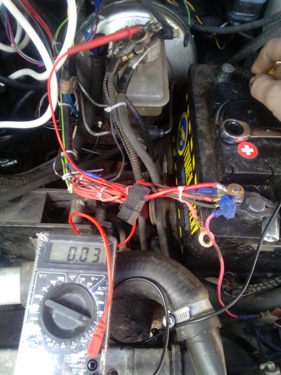 Скинув провод утечка пришла в норму. — Lada 2120 Надежда