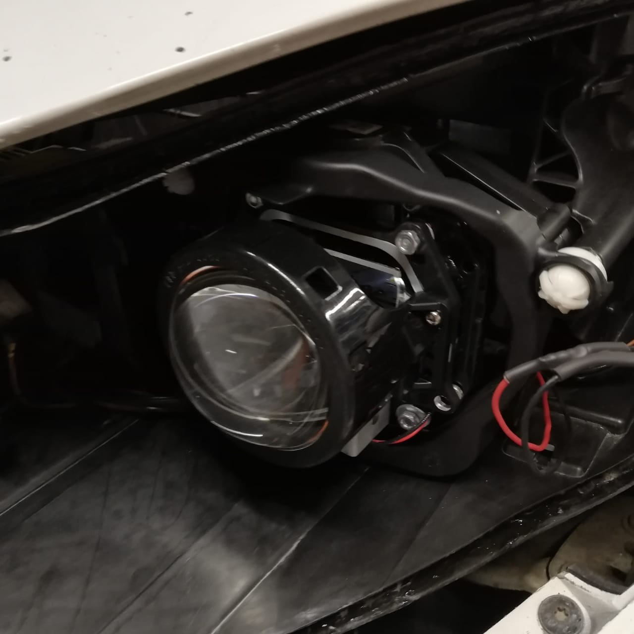 Aozoom ксеноновые линзы драйв 2. Ams z2 bi-led линзы. Установка линз aozoom. Bi led линзы в рено логан 1. S1000rr установка линз.