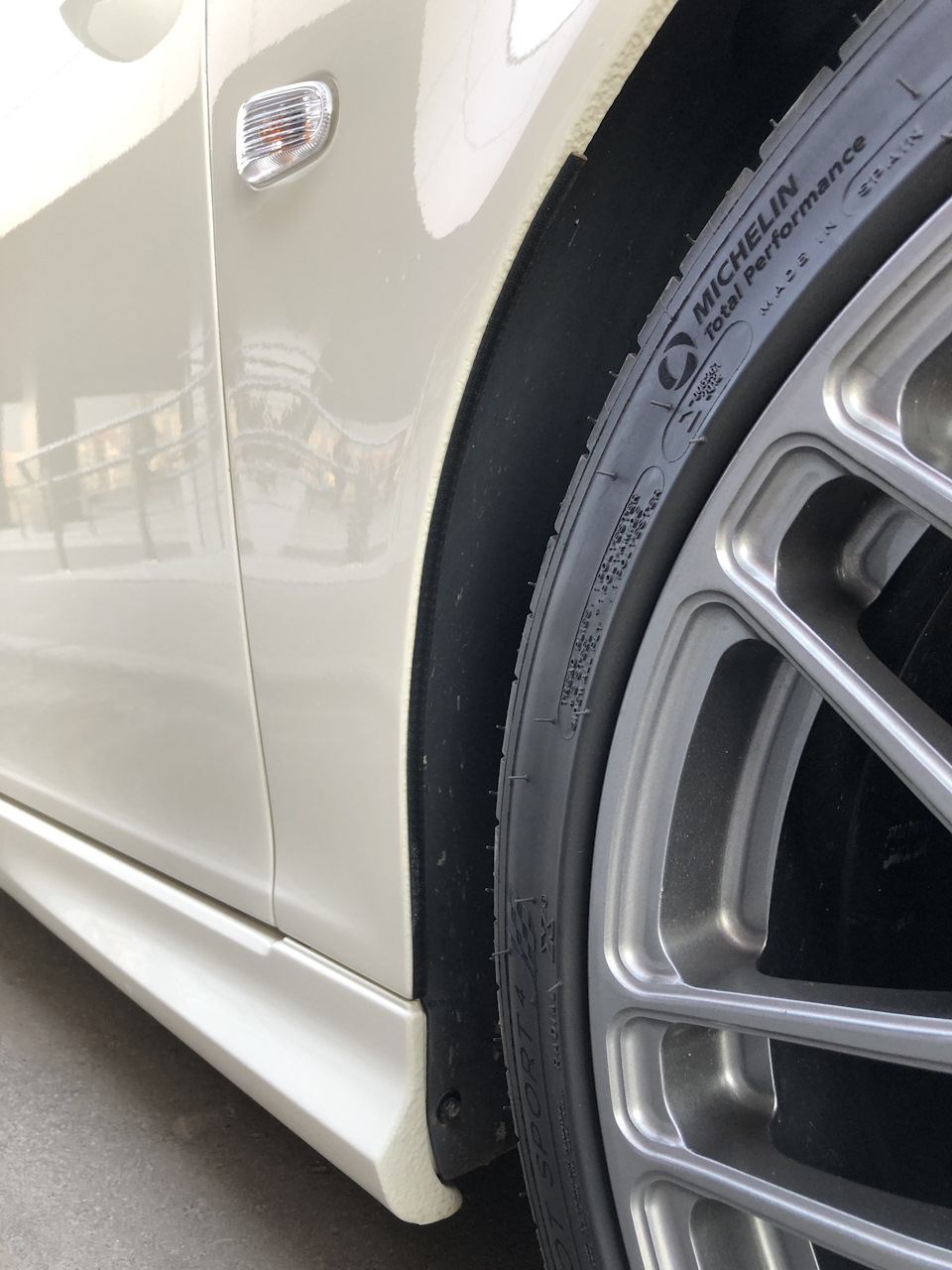 Здесь я бы хотел продемонстрировать как защитил подверженные пескострую и ударам камней области крыльев и порогов (сзади аналогично) — Раптор нам помощник! + оригинальные резинки на передние крылья. — Saab 9-3 (2G)