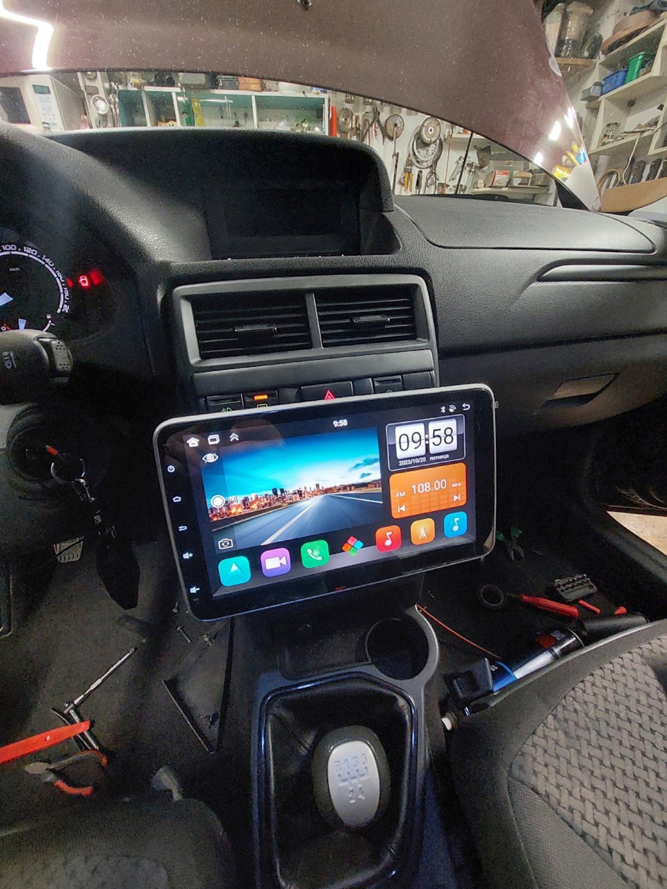 Без музыки и телевизора скучно. Установка магнитолы на платформе ...