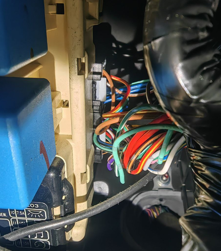 Верхняя фишка, красно-желтый(КЗ) и коричневый(КО) провода, нижняя фишка красный провод — концевой капота. Так же видно отверстие для прохода в подкапотку. — Mitsubishi Pajero Mini (2G)