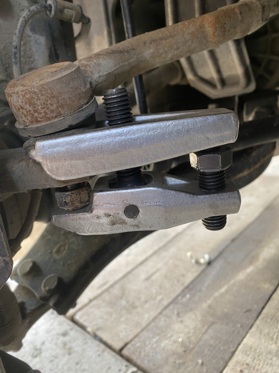 Съемником для шаровых механизмов снимаем наконечник — Hyundai Tucson (JM)