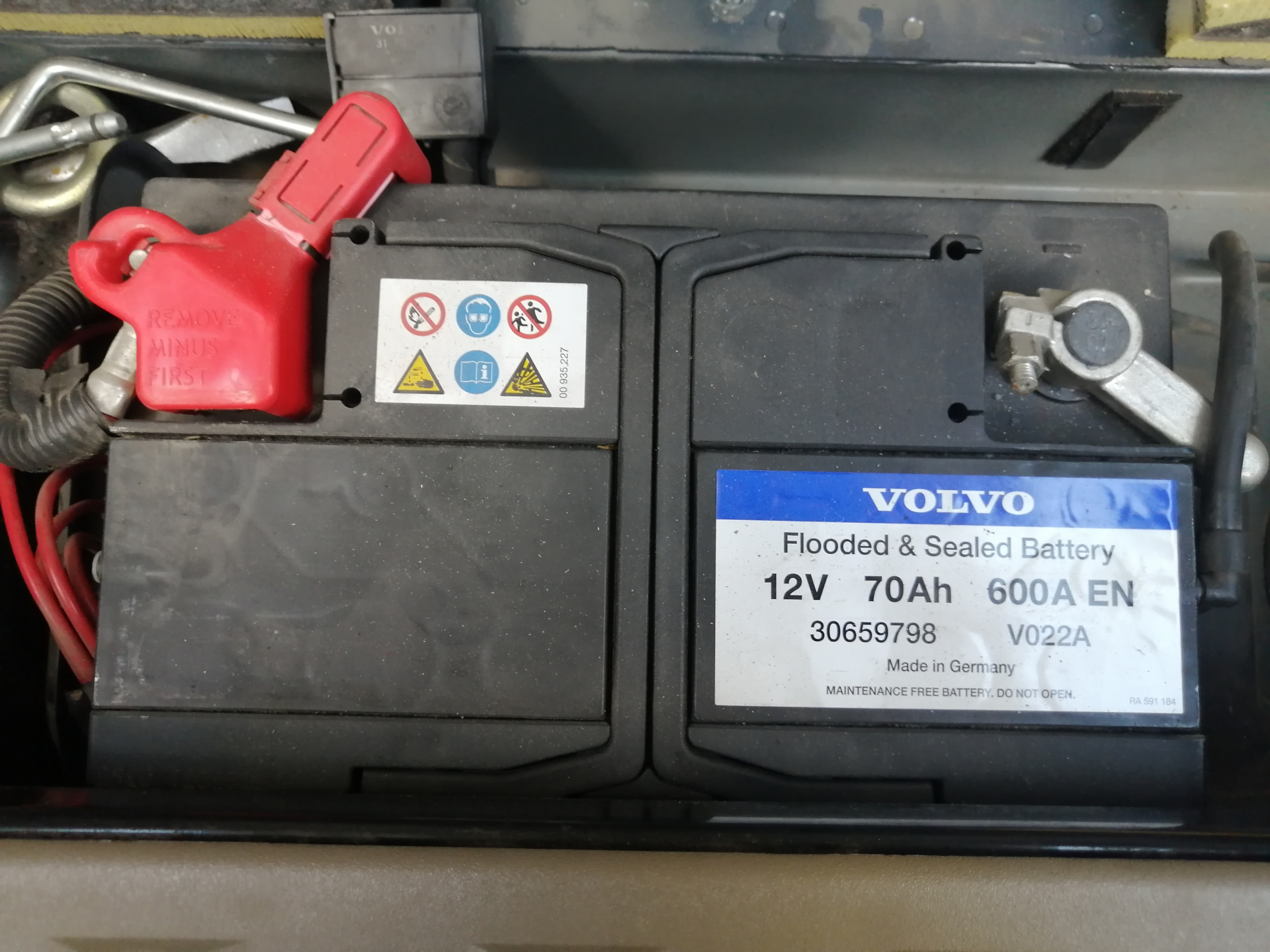 Battery 90. АКБ для Volvo xc90 2.5. Аккумулятор Volvo xc90 2.5t. Аккумулятор Вольво XC 90 2.5. АКБ на Вольво xc90 2.5т.