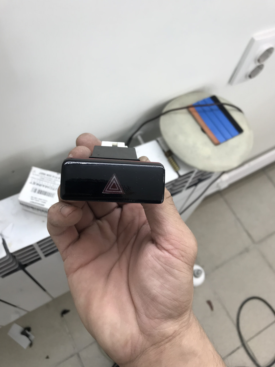 Замена лампочки в кнопки аварийки — Mitsubishi Lancer IX, 1,6 л, 2005 ...