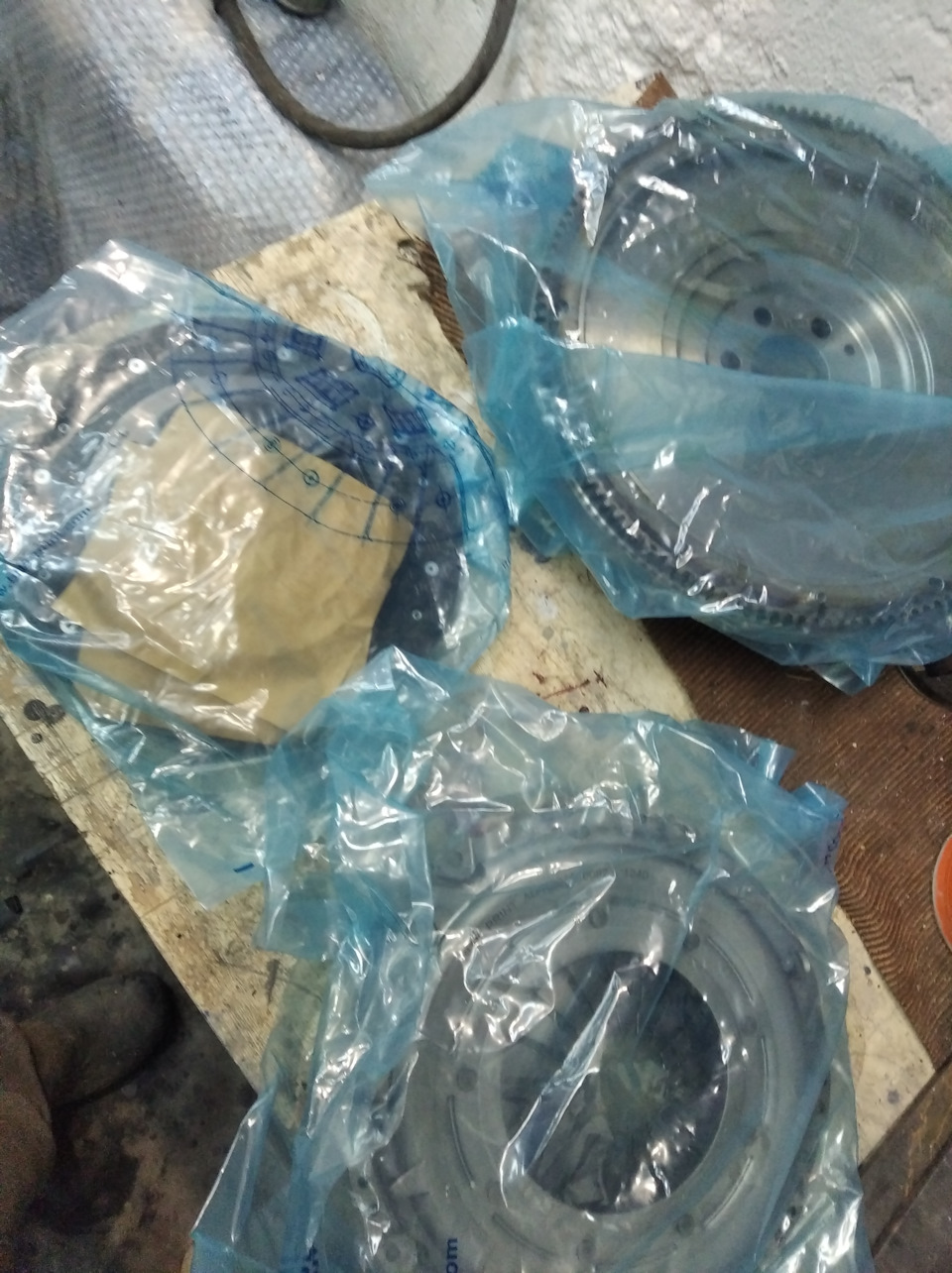 Заменил двухмассовый маховик на VW TOURAN 2006 год 1.9 TDI, BLS на ...