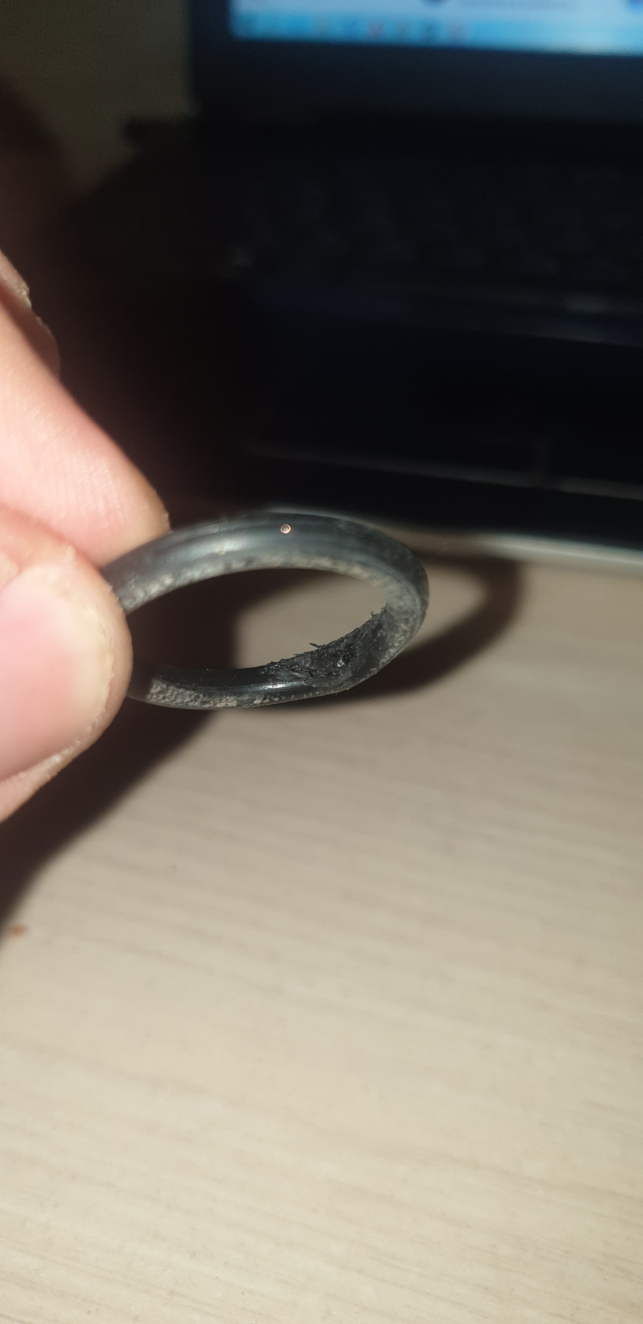 Течь антифриза из-под углового фитинга-соединителя патрубка радиатора и ...