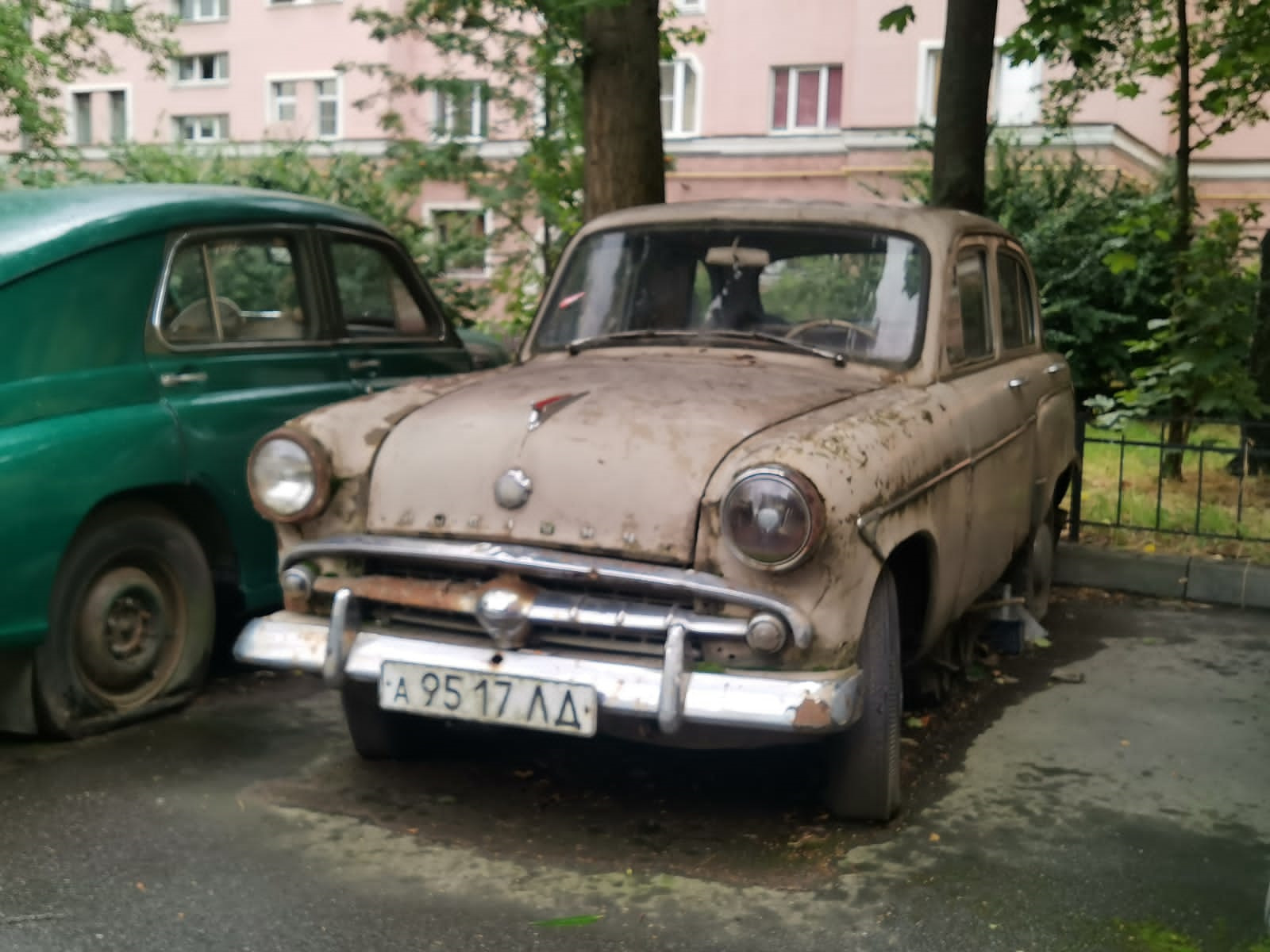 Брошенный питер. Заброшенные автомобили в Санкт Петербурге. Казань брошенные автомобили. Брошенные машины в Питере. Брошенные автомобили во дворах в Москве в 2000 году.