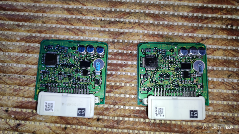 Слева 89960-12150, справа 89960-33280 — Toyota Corolla (140/150). Запчасти на фото: 8996012150, 8996033280