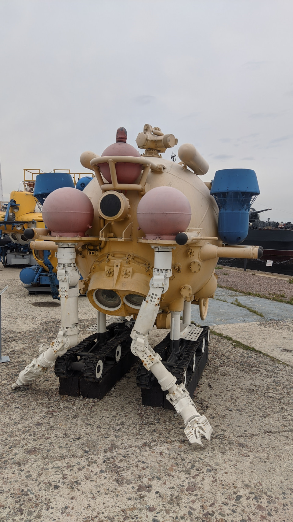 Во, на меня похож после 16 часов в машине. Такое же помятое нечто) Где мой диван? Где моя ванна?) — Lada Vesta SW Cross (1G)