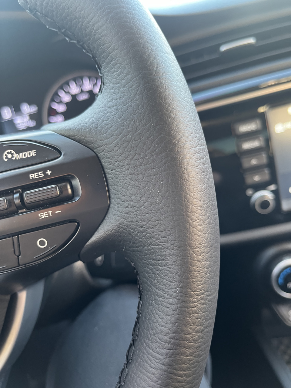 Текстура совпадает с подушкой и панелью — KIA Rio (4G)