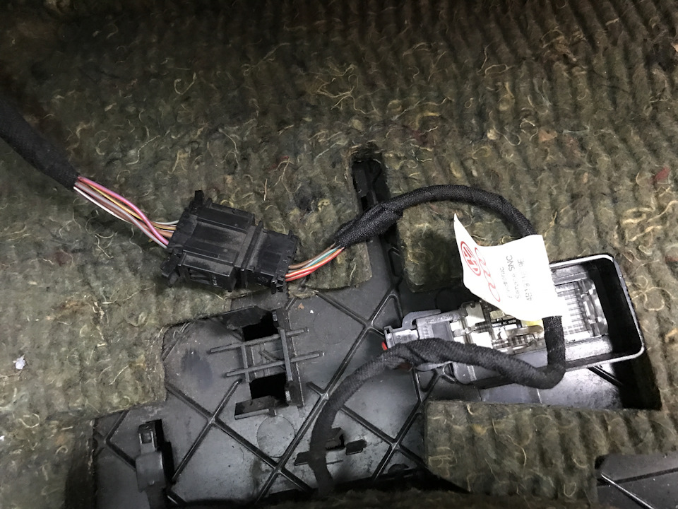 Незабываем отключить разъём подсветки — узел свободен — Audi Allroad (C5)