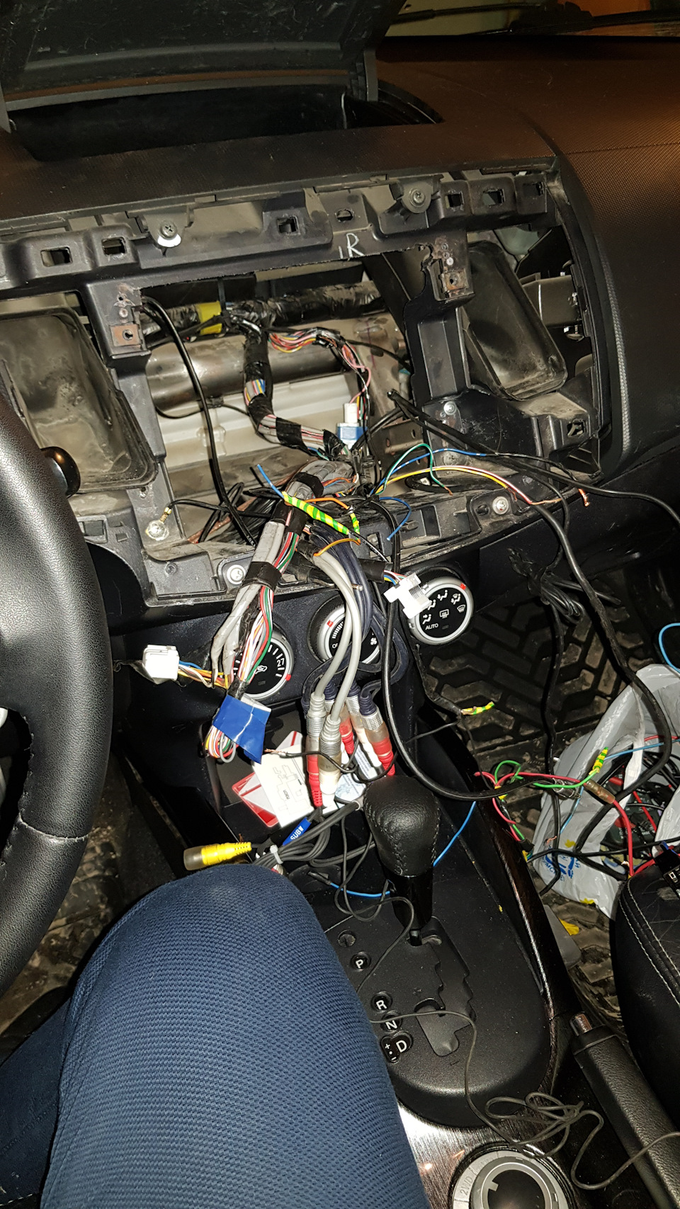 Комрады нужна распиновка штатного ГУ Rocford — Mitsubishi Outlander XL ...