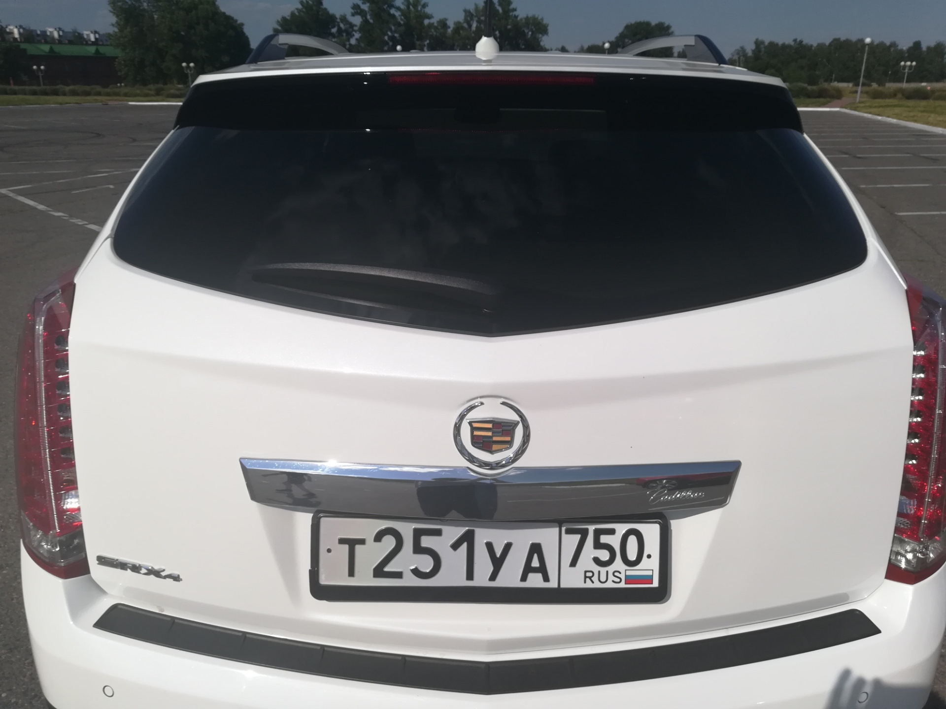 Cadillac srx не открывается багажник