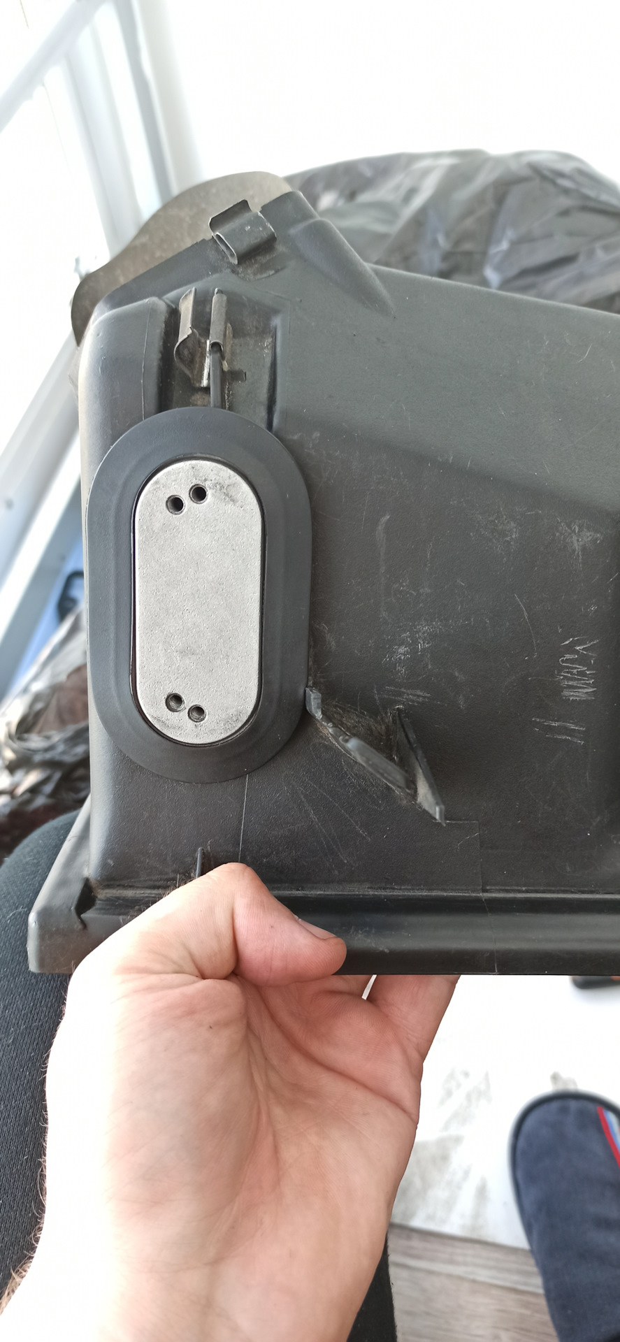 Поставил на место радиатор коммутатора. Сначала вставляется резинка, а потом радиатор. Обратите внимание, как должны располагаться отверстия под болты. — Audi A4 (B5)