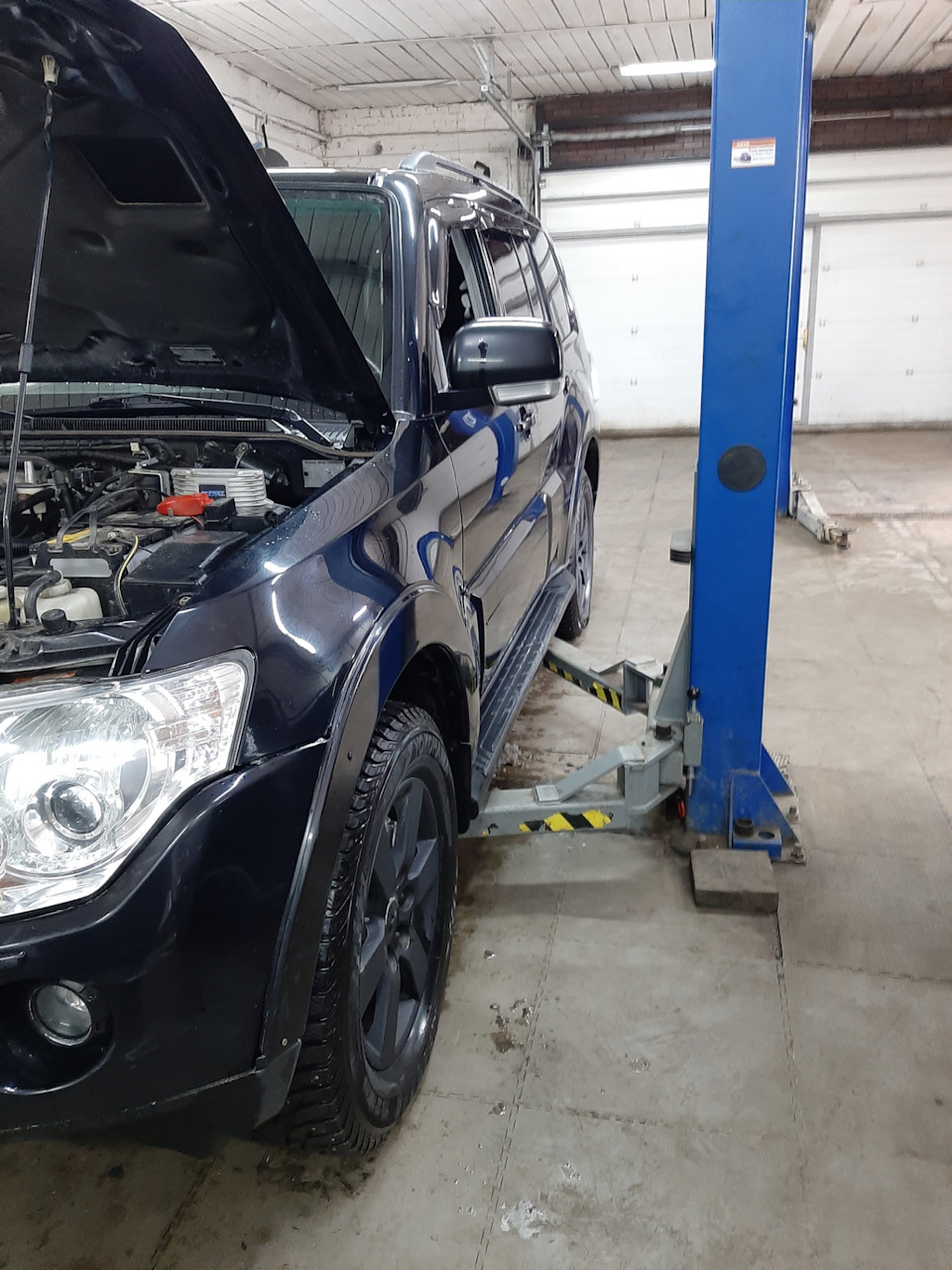 Замена прокладок свечных колодцев — Mitsubishi Pajero (4G), 3,8 л, 2007 ...