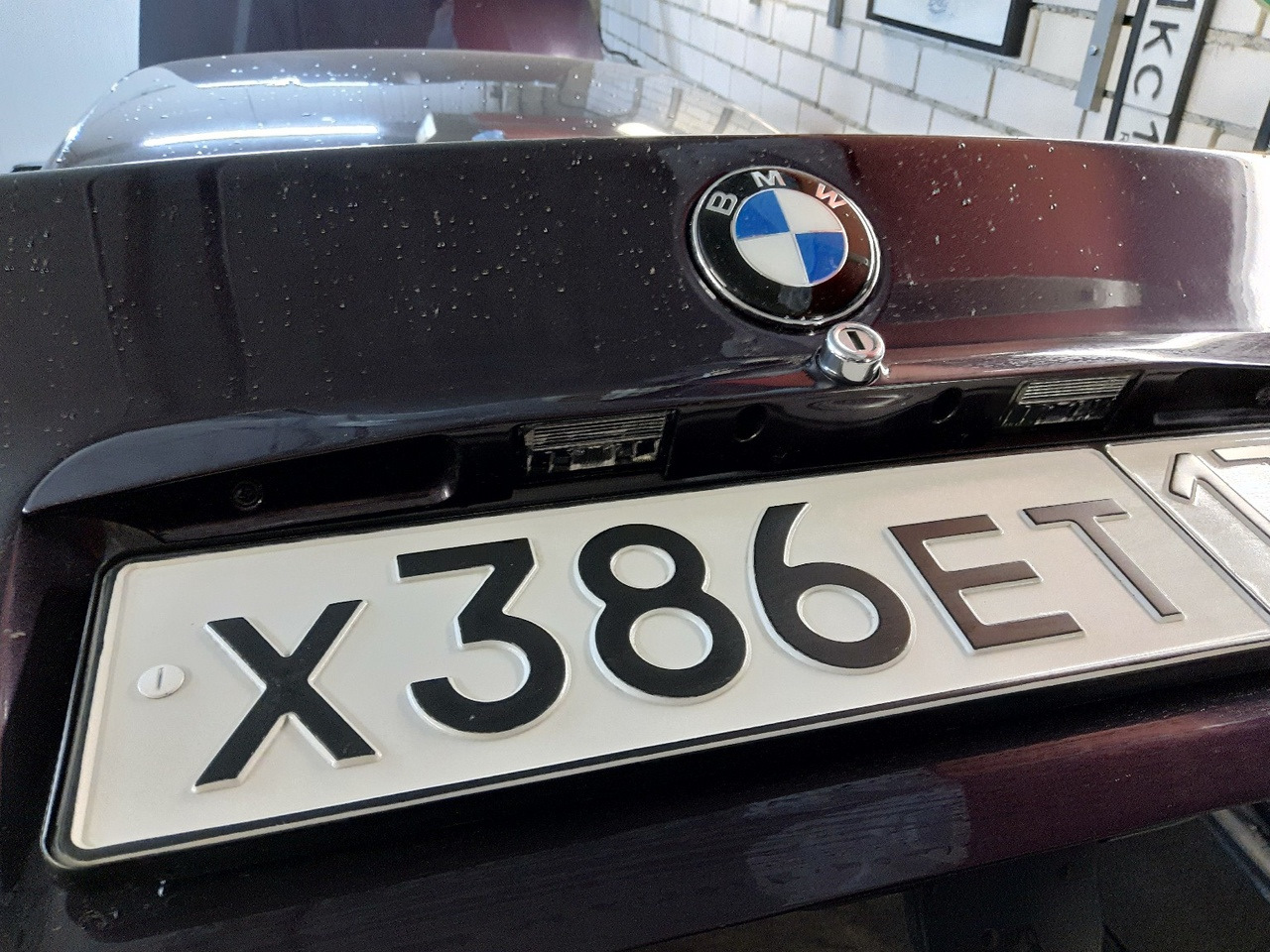 Установить номер экран. Рамка номерного знака БМВ е28. Номерной знак BMW e39. Рамка номера БМВ е70. Крепление номерного знака к рамке 2105.