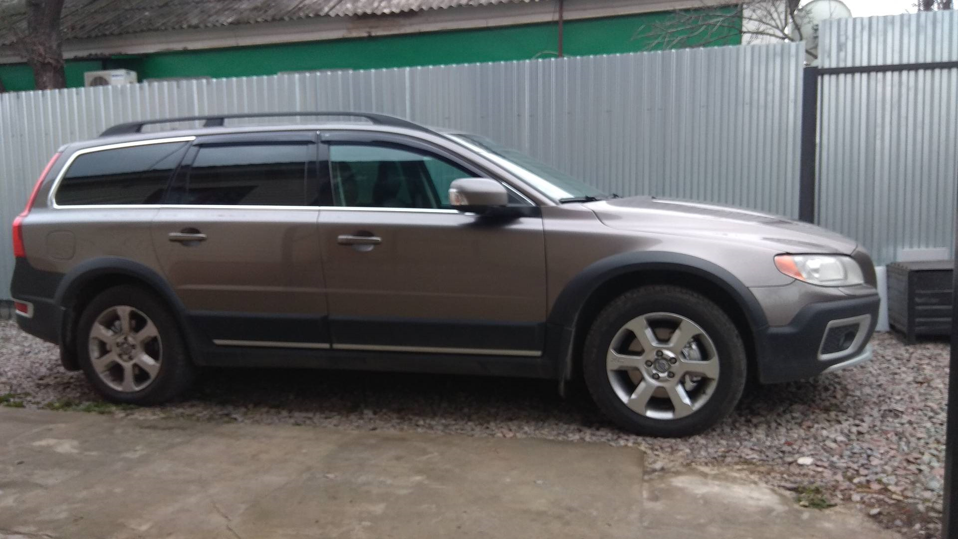 Volvo xc70 2.4 дизель. Volvo xc70 коричневый. Volvo xc90 темно коричневый металлик. Volvo xc70 крашеный пластик. Volvo xc70 крашенные бампера.