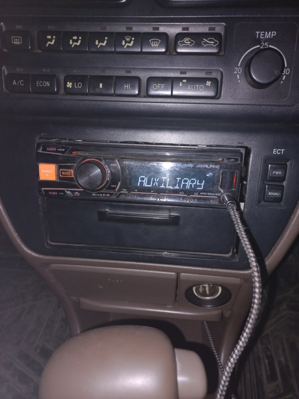 Оригинальные крепления магнитофона — Toyota Camry (V40), 2 л, 1995 года ...