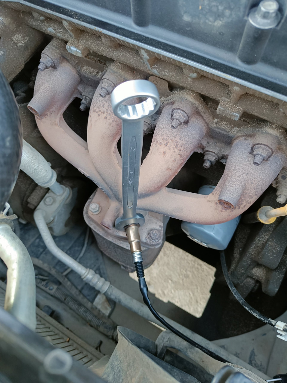 Bosch 0 258 006 537. Установка. — Chevrolet Lacetti 5D. Запчасти на фото: 0258006537