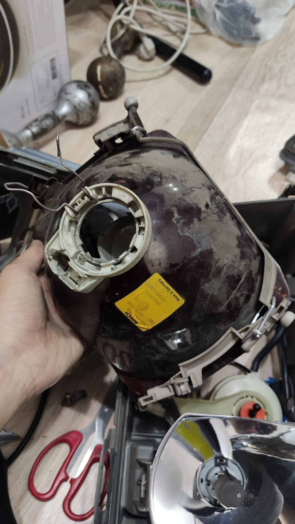 На новой фаре крепления тоже были не очень, но с ними хоть что-то можно сделать — Mercedes-Benz E-Class (W124)