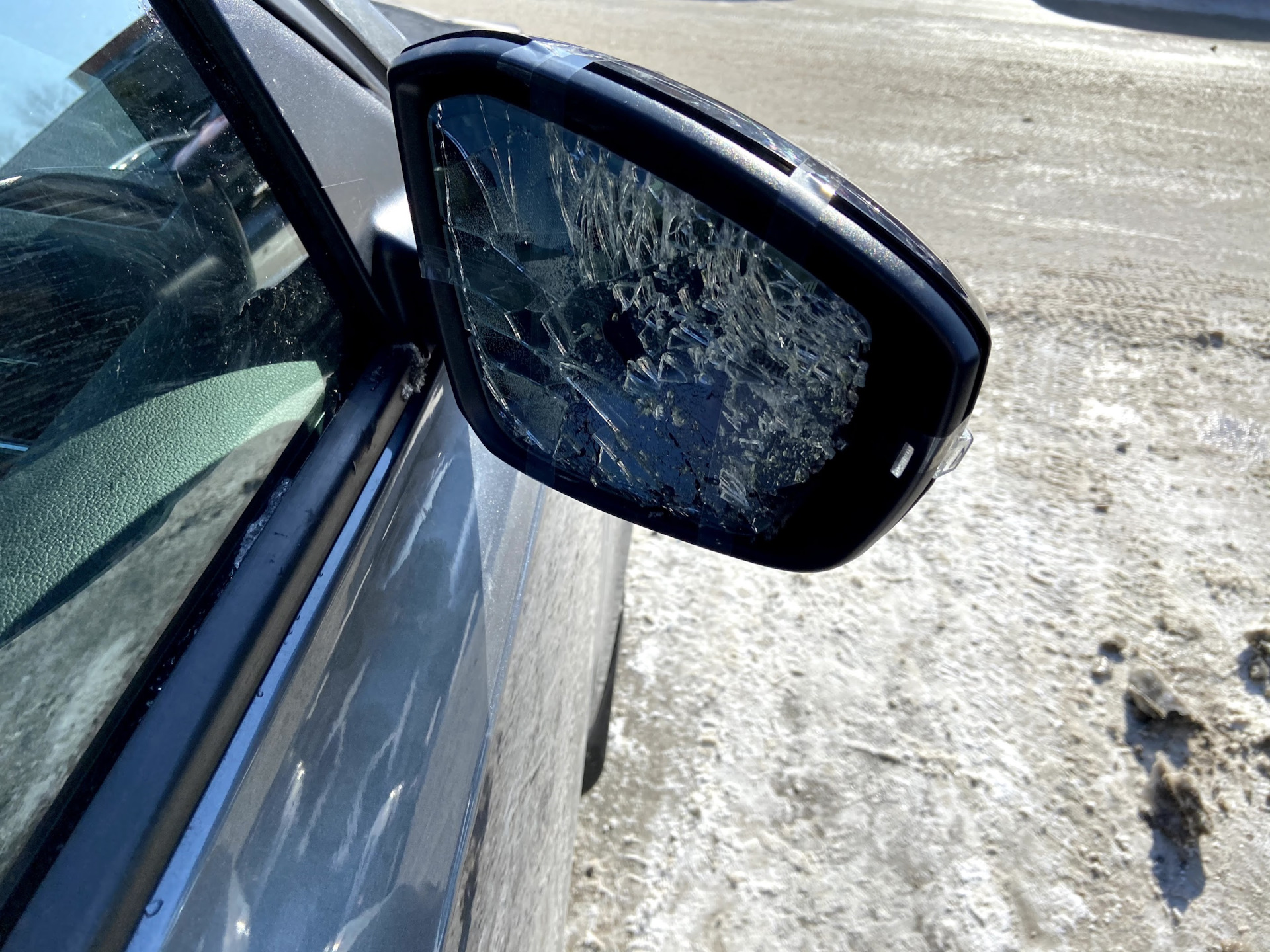 Разбилось зеркало само. Разбитое зеркало машины. Зеркало в машине. Зеркала автомобиля разбитые. Автомобиль с разбитым зеркалом.