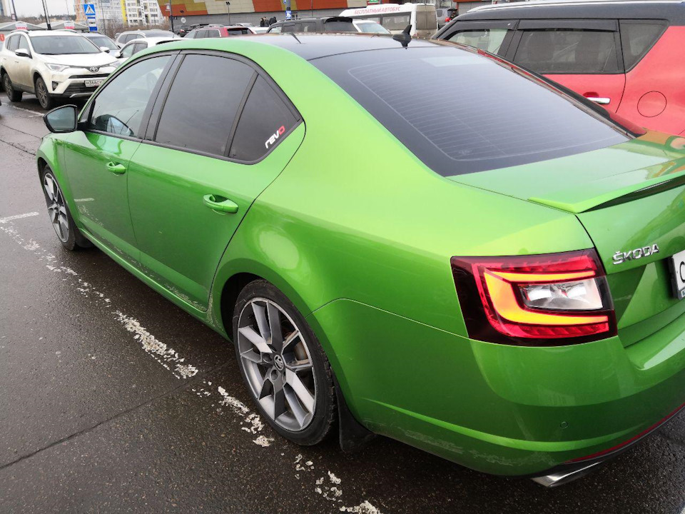 Skoda Octavia RS зеленые суппорта