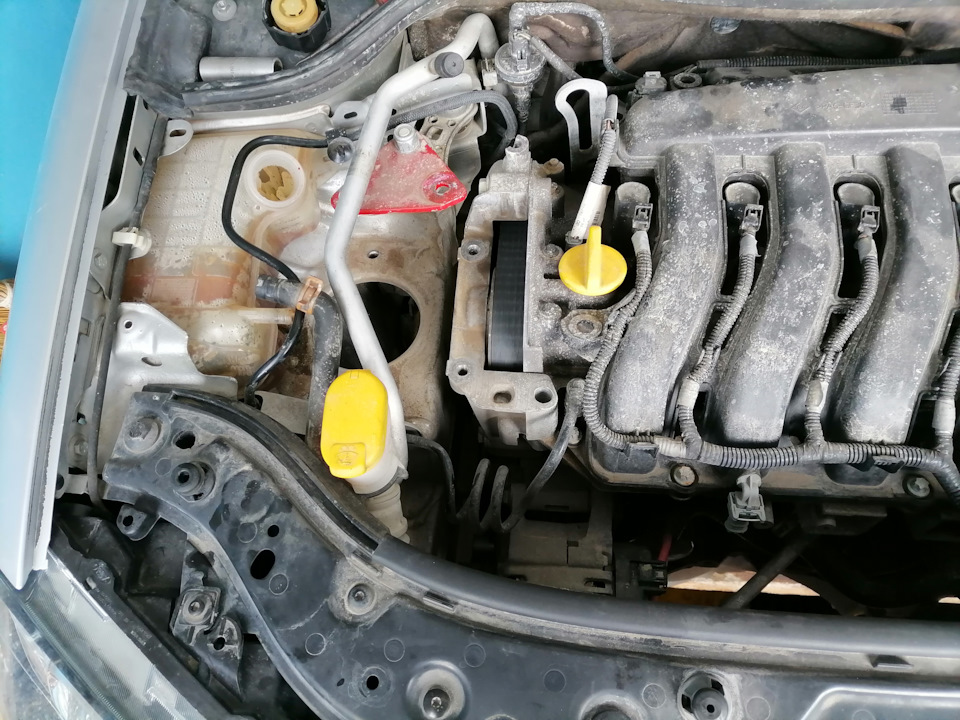 Замена корпуса термостата — Renault Megane II, 1,6 л, 2007 года ...