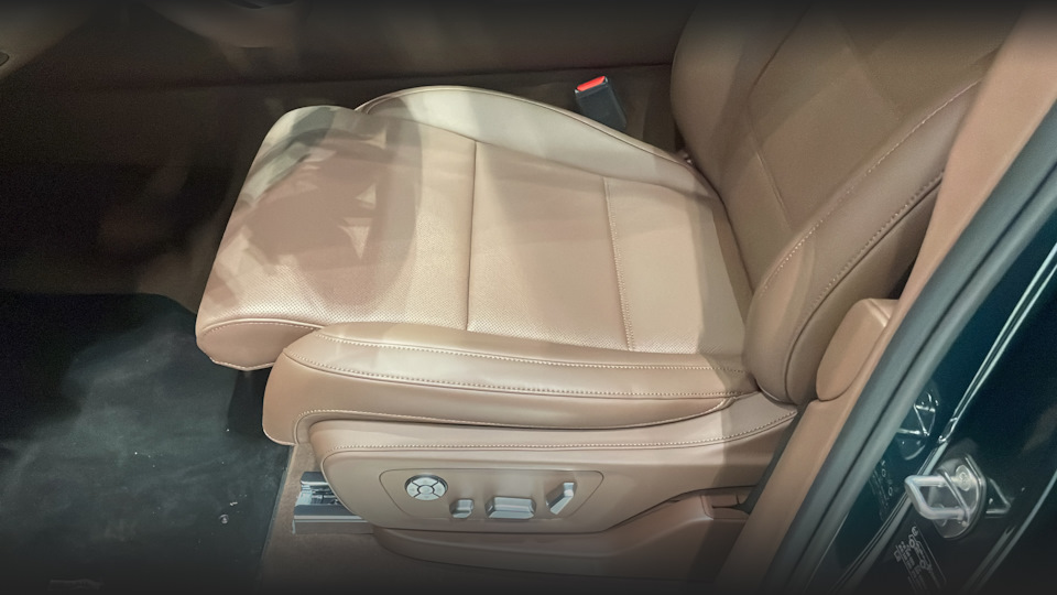 P.S.S. Пока ждал Хавал, пошел глянуть на Танк700… Абсолютно не впечатлил (тем более за 12,5млн), но вот за длину подушки — респект! Ну почему у нас она на полноги заканчивается? (( — Haval F7 (2G)