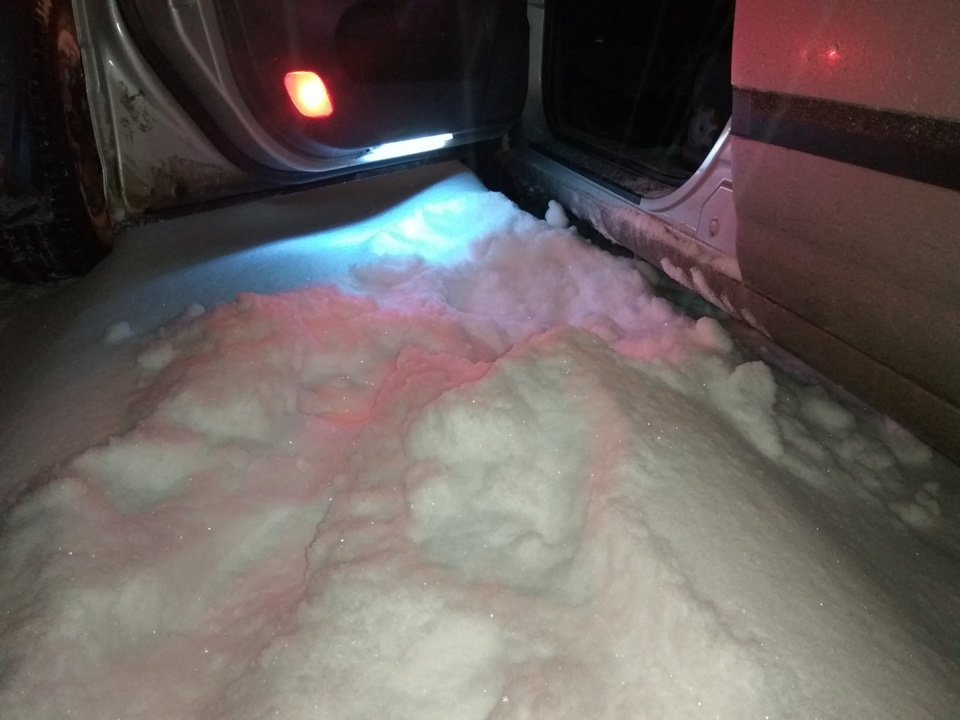 Иной раз, когда разбирает метель, у меня на парковке снега по пороги надувает. В этом случае, пока чистишь машину, ботинки набирают снега вообще во всевозможные места, даже в шнурки — Hyundai Elantra (3G)