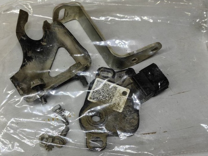 Деталь на которой наклеен qr-код — Nissan X-Trail III (t32)