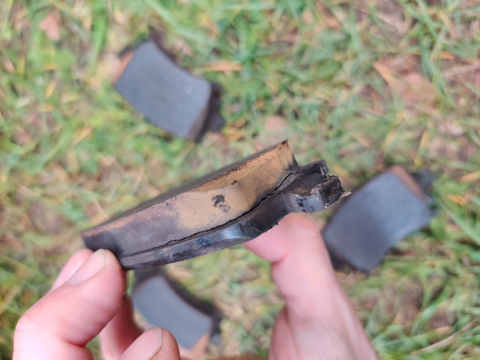 Та самая причина из-за которой был посторонний шум. А ведь колодки совсем новые. Фирма Hi-Q… — Volkswagen Passat B7