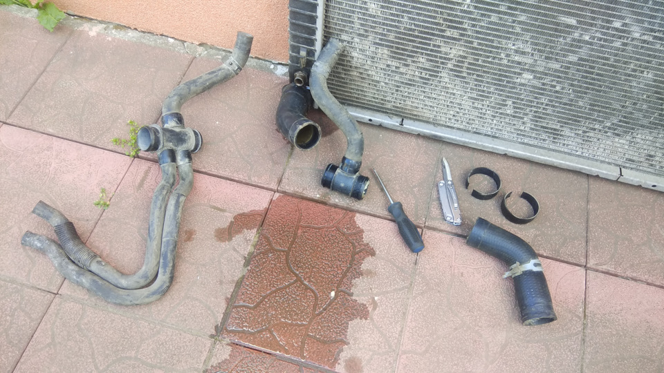 Пластиковые штатные кольца-хомуты я не смог снять как не крутил, поэтому поставил германские червячные хомуты — Ford Expedition (1G)