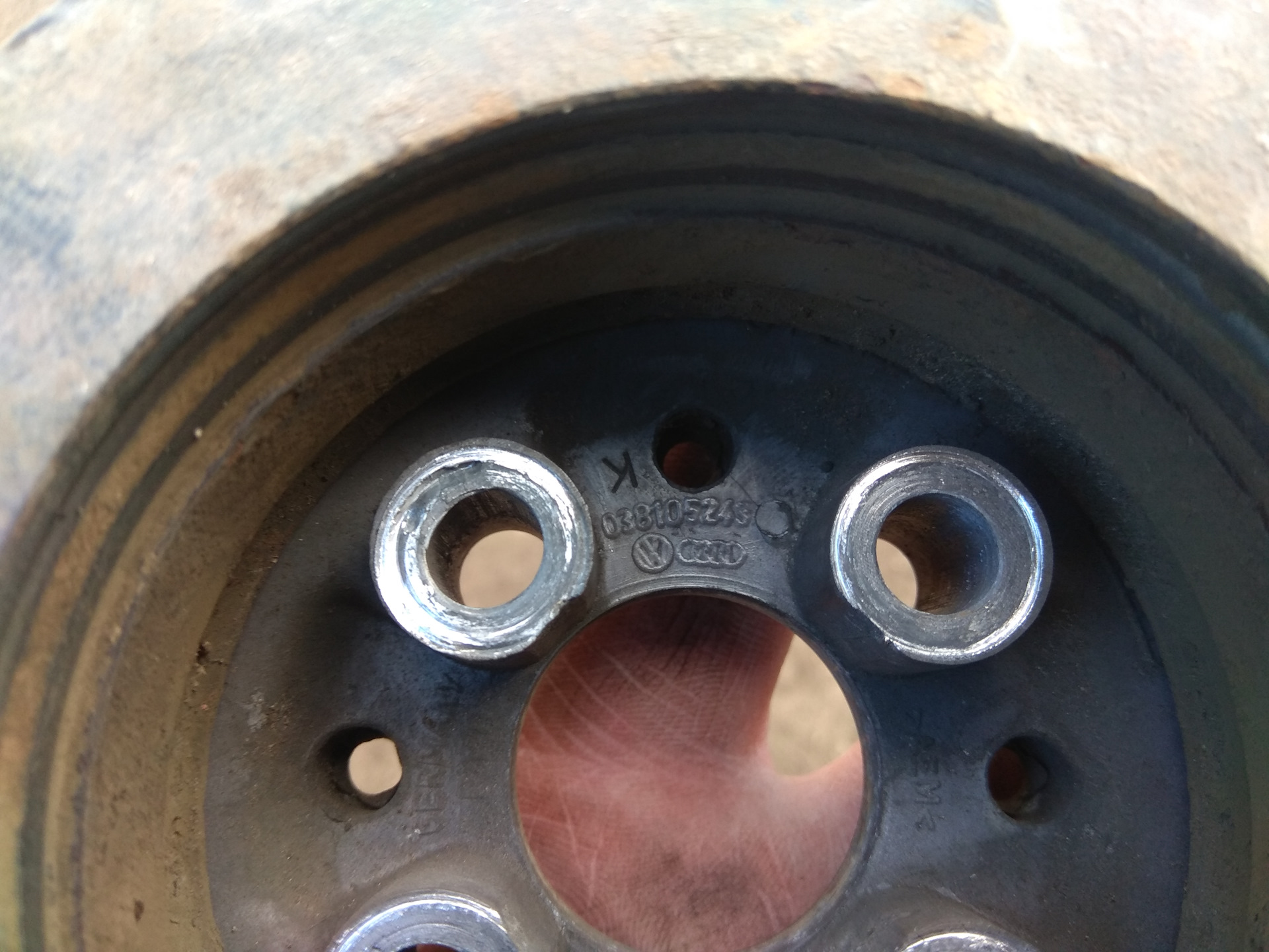 Пищит ремень. Шкив коленвала. — Volkswagen Golf Mk4, 1,9 л, 2003 года ...