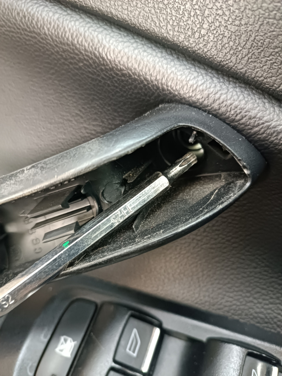 TORX T25 выкручиваем винты крепления ручки. — Ford Mondeo IV