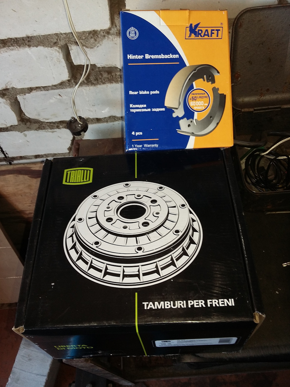 задние тормозные барабаны (чугун) и колодки — Lada Приора седан, 1,6 л ...