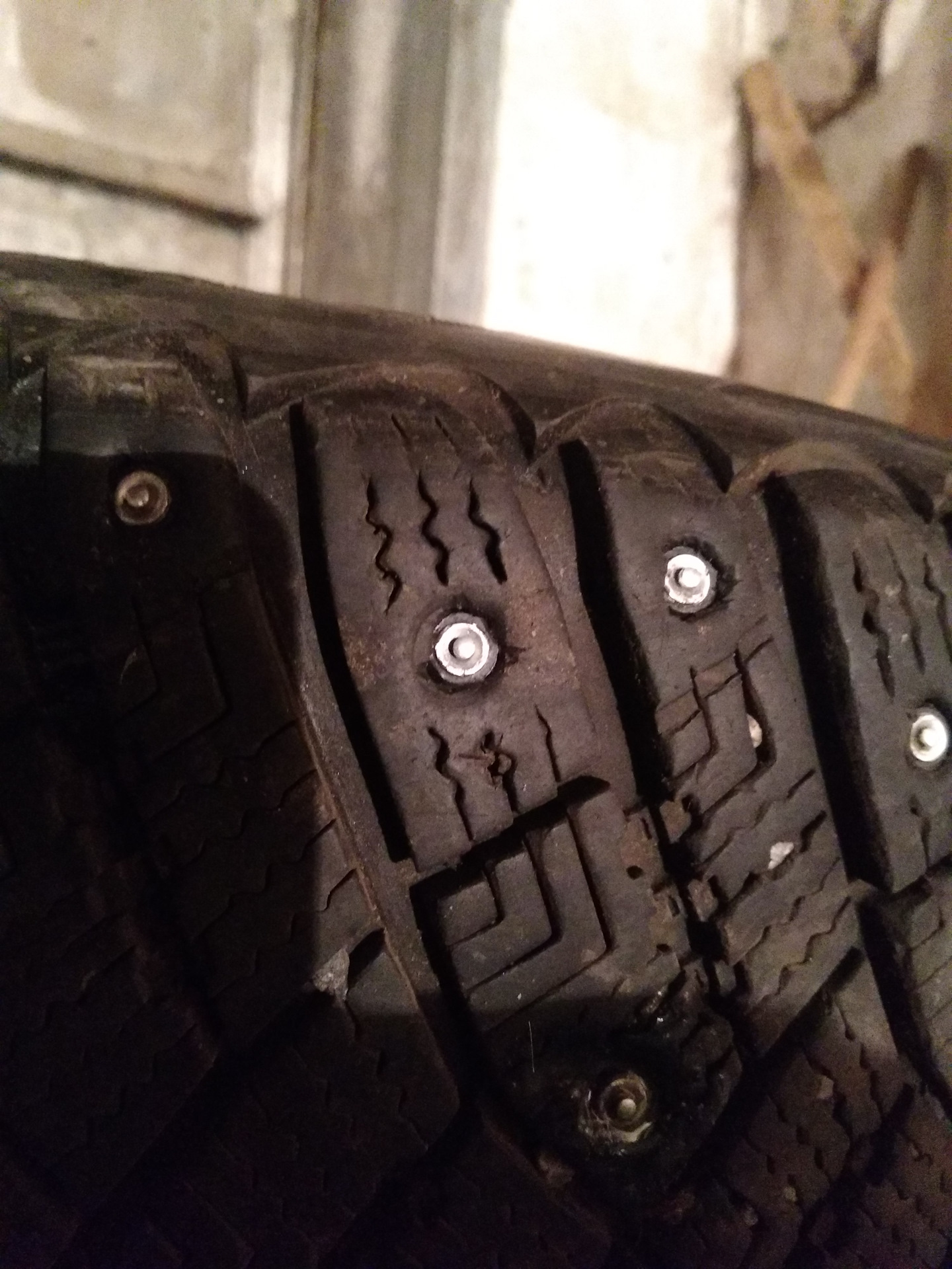 Дошиповка своими руками. Dunlop 245/65 r17 дошиповка. Кама 516 дошиповка. Дошиповка зимних шин инструмент. Дошиповка зимних шин своими.