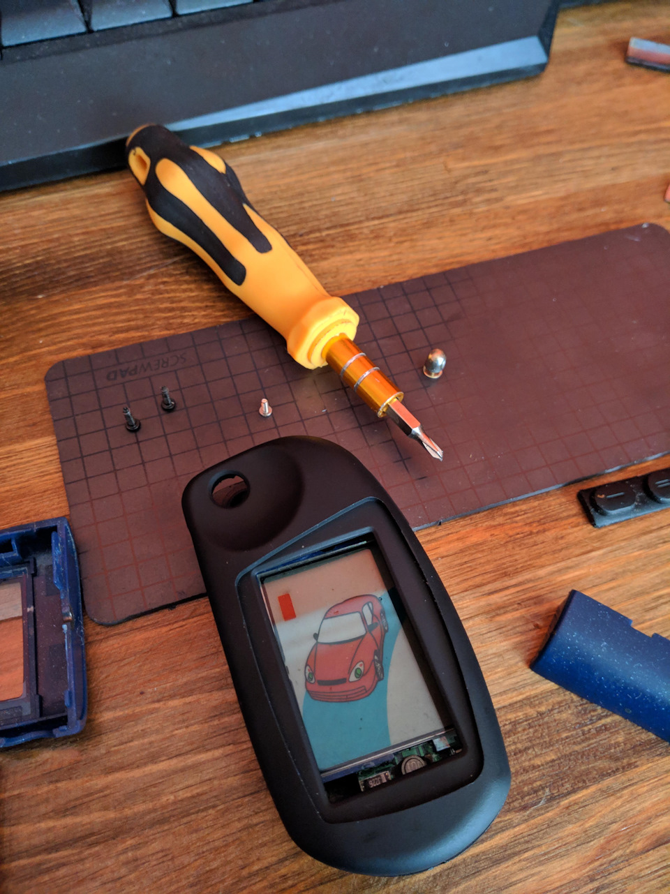 Путем подпиливания, подрезания, подтачивания, подплавления внутренностей корпуса потроха сигналки были засунуты )))) самое муторное позади. — KIA Ceed SW (1G)