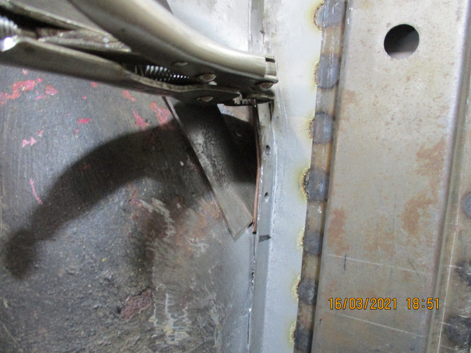 Эти точки пришлось варить к поеденной коррозией железяке и я подложил под неё медную пластину-бандаж, чтобы не прожечь. — Ford Sierra