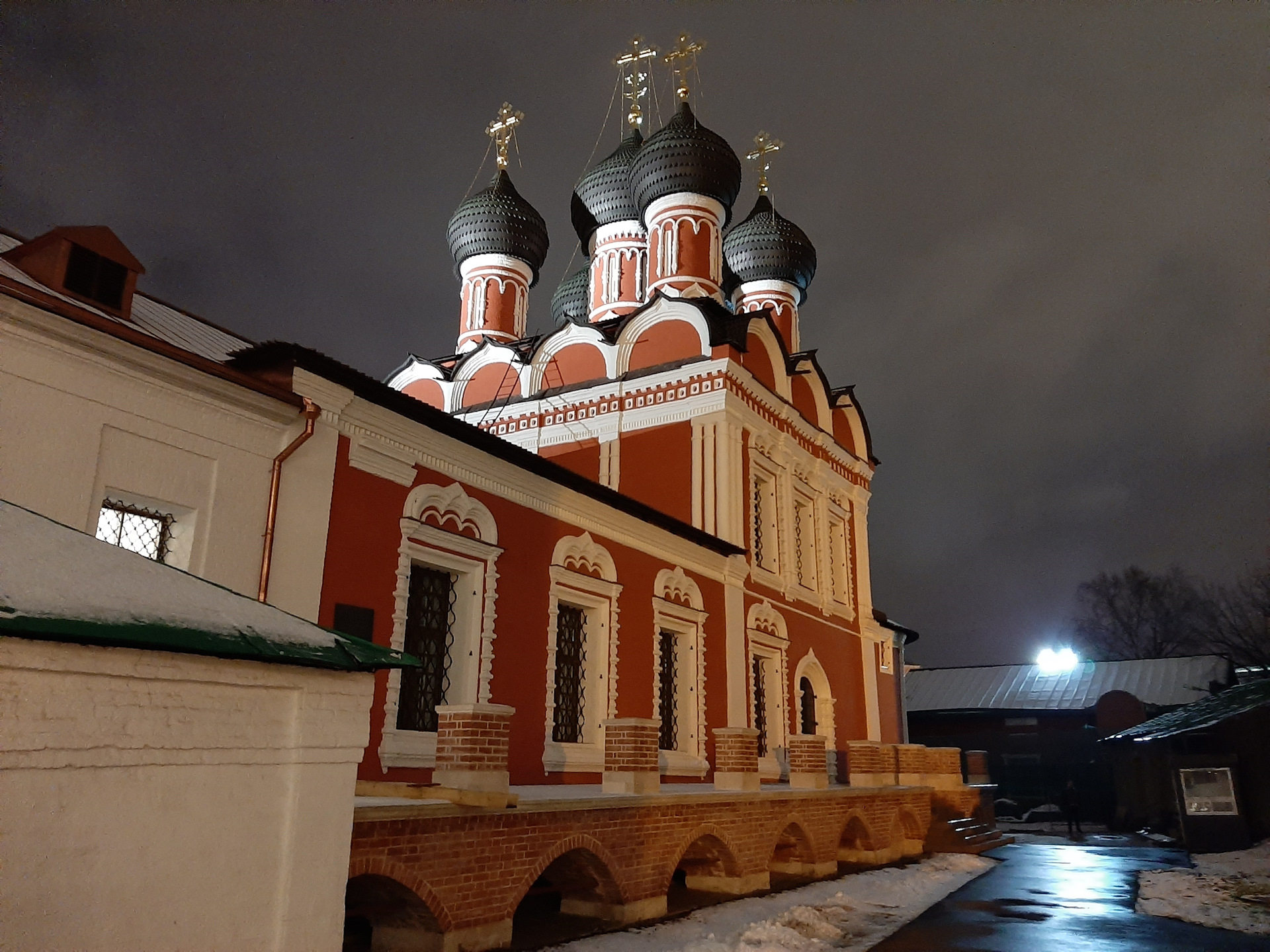 мужской монастырь в москве на петровке