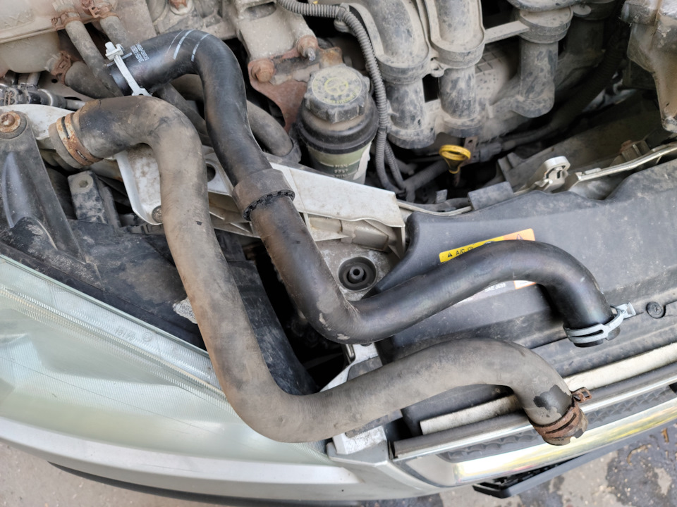 Замена верхнего патрубка радиатора — Ford Focus II Wagon, 1,6 л, 2006 ...