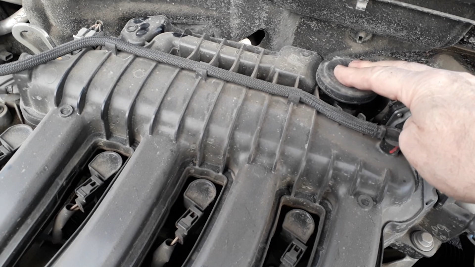 Клапан рециркуляции картерных газов (КРКГ) — Renault Duster (1G), 2 л ...