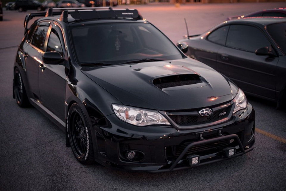 Subaru Impreza WRX STI черный зимой