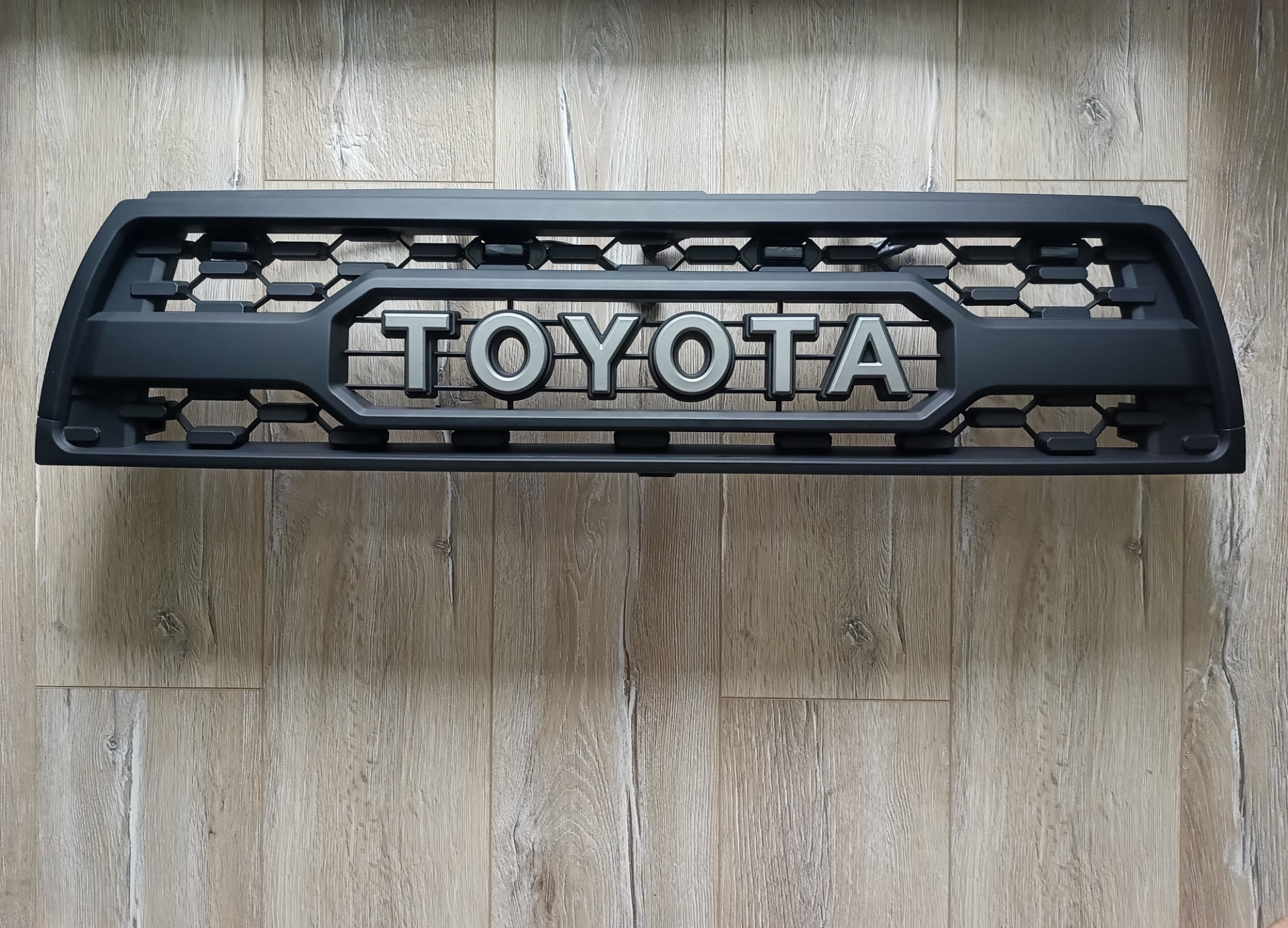 Передняя решётка алион 240. Решетка радиатора чайзер 100 трд. Решетка trd тойота алтеза. Trd решетка chaser. Решетка радиатора тойота королла филдер 121.